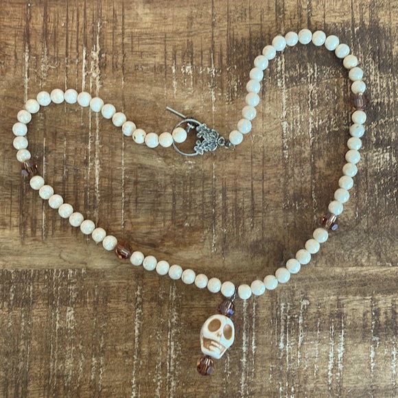 Magnesite Crystal skull necklace - Picture 1 of 5